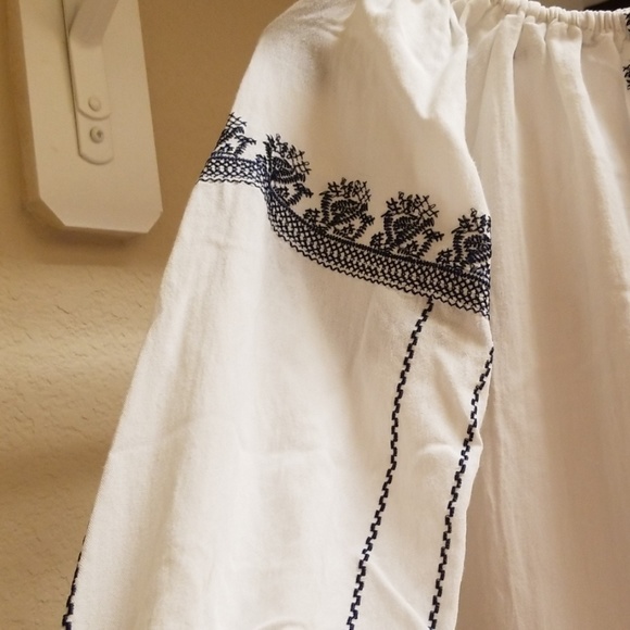 Embroidered blouse - Picture 3 of 6